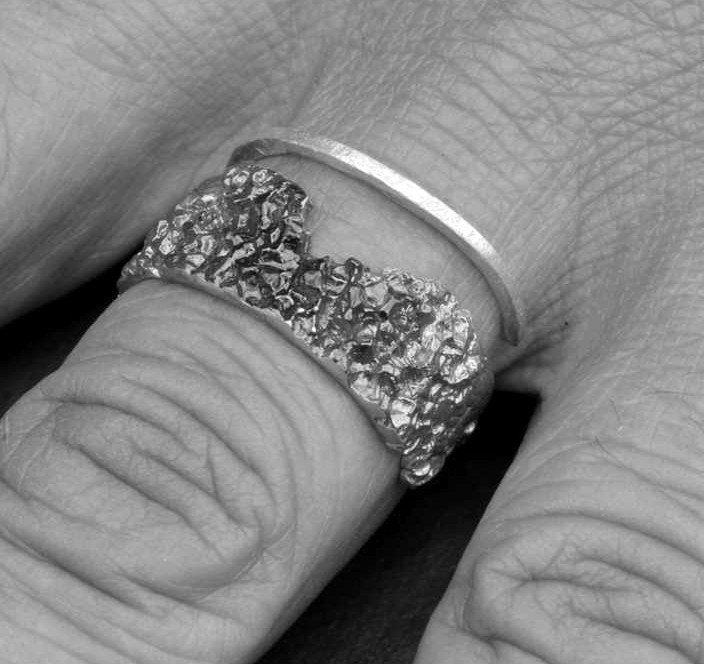 Anillo espiral abierto de tonos rojos en plata de ley