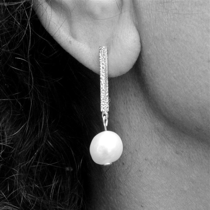 Pendiente bara rectangular larga con perla en plata de ley de color óxido negro