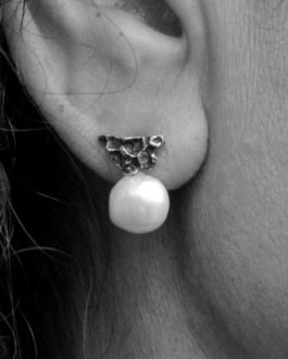 Pendiente triangular de plata en color plata brillante con perla natural de agua dulce