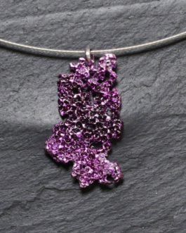 Colgante orgánico en plata de tonos metálicos lila con cordón de acero