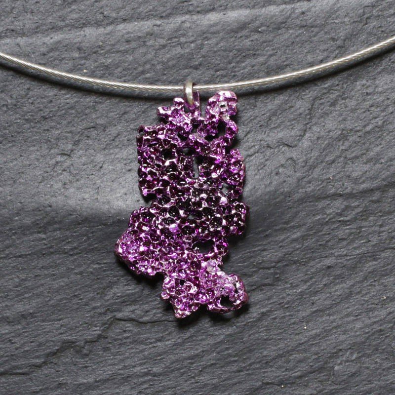 Colgante irrgular en plata de color lila con cordón de acero