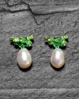 Pendiente triangular de plata en to metálicos verdes con perla natural de agua dulce