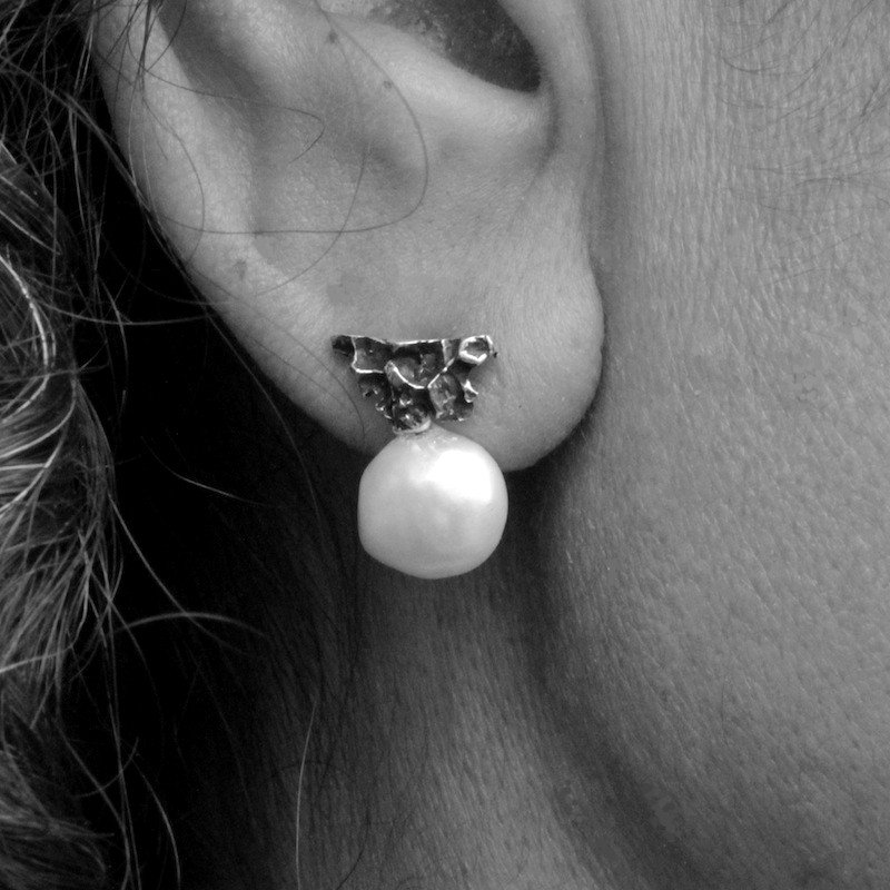 Pendiente de plata y perla natural de agua dulce