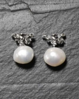 Pendiente triangular con perla natural de gua dulce en plata de color plata vieja