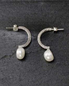 Pendiente semiaro de plata en color plata brillante con perla natural de agua dulce