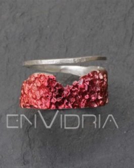 Anillo abierto de plata y pigmento orgánico rojo