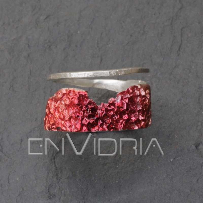 Anillo espiral abierto de tonos rojos en plata de ley