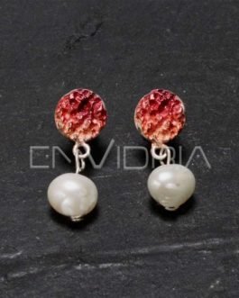 Pendiente redondo en plata y pigmentos rojos con perla natural de agua dulce