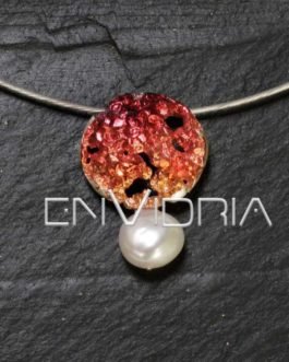 Colgante redondo color rojo con perla natural de agua dulce en plata