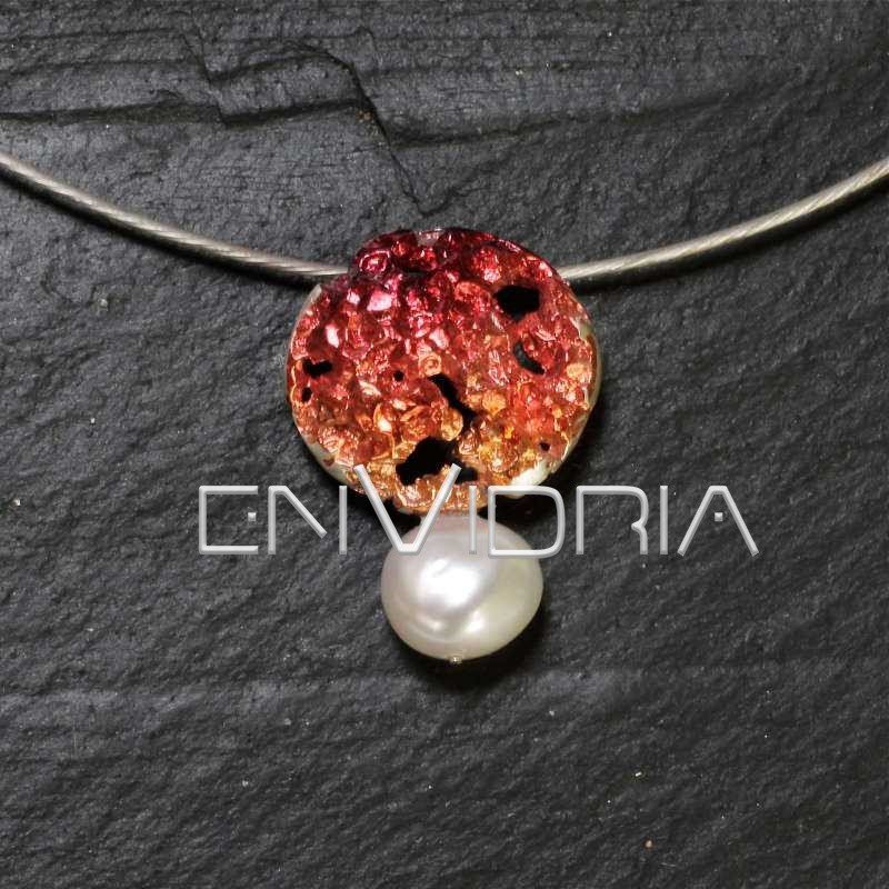 Colgante redondo rojo con perla en plata de ley con cordón de acero