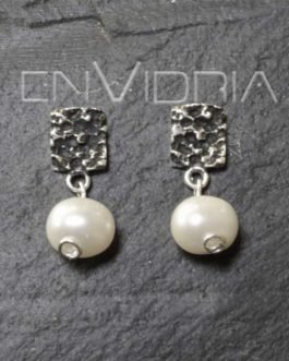 Pendiente cuadrado de plata vieja con perla natural de agua dulce en color plata viejao negro