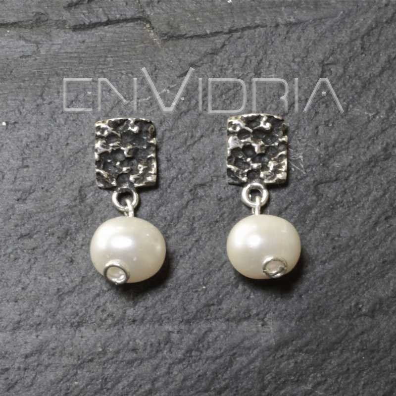 Pendiente cuadrado con perla natural color plata vieja