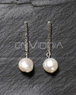 Pendiente barra rectangular larga de plata en color plata vieja con perla natural de agua dulce