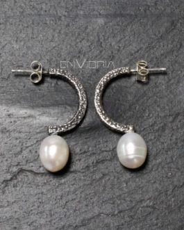 Pendiente semi aro de plata en color plata vieja con perla natural de agua dulce