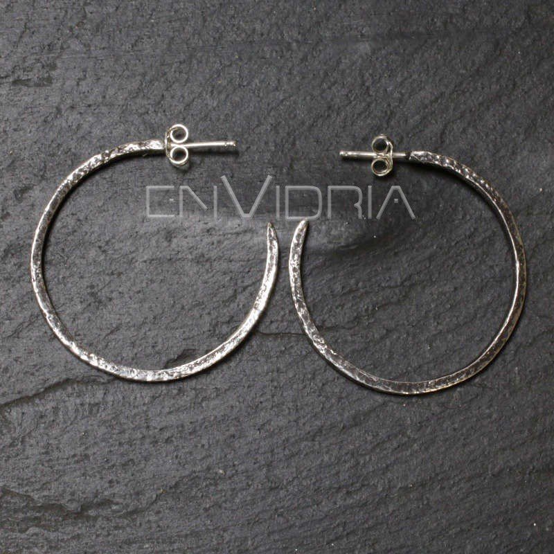 Pendiente criolla grande en plata vieja.