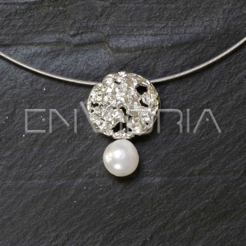 Colgante redondo con perla natural en plata brillo con cordón de acero