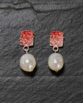 Pendiente cuadrado de colores rojizos en plata con perla natural de agua dulce