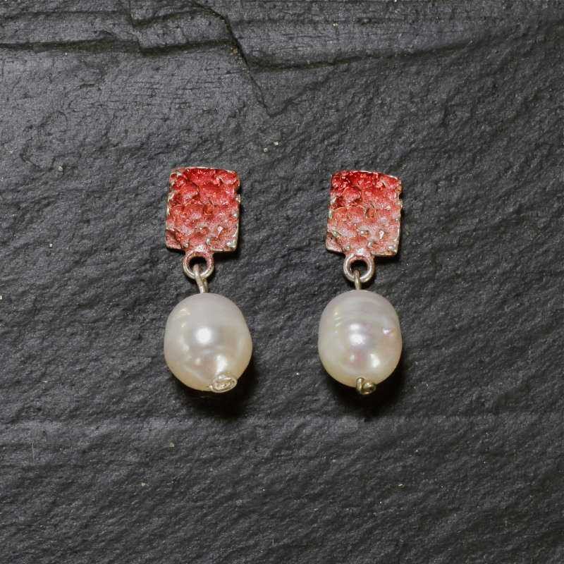 Pendiente cuadrado rojo con perla en plata de ley