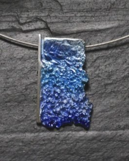 Colgante rectangular color azul de plata con cordón de acero