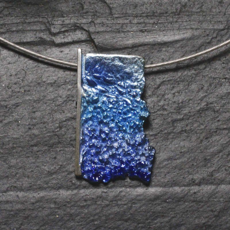 Colgante rectangular azul en plata de ley con cordón de acero