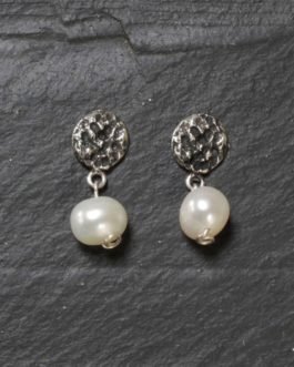 Pendiente redondo de plata de color plata vieja con perla natural de agua dulce