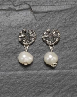 Pendiente redondo rasgado con perla natural de agua dulce en plata de color plata vieja