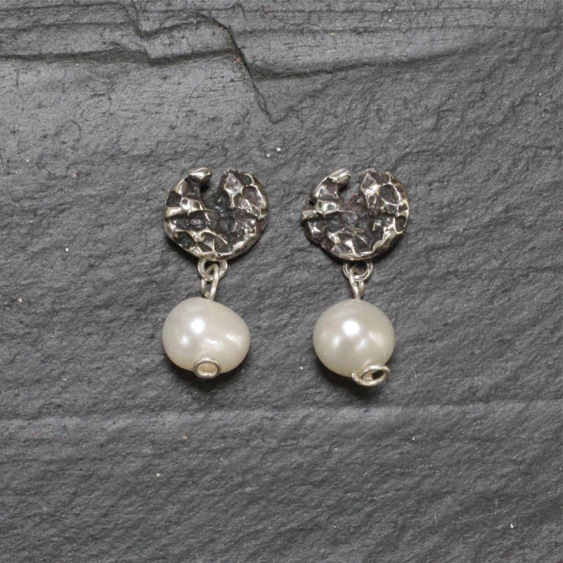 pendiente redondo rasgado con perla en plata de ley de color óxido negro