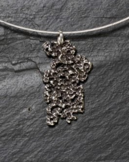 Colgante orgánico irregular en plata de color plata vieja con cordón acero