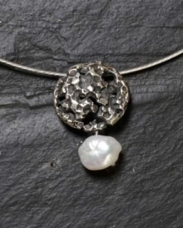 Colgante redondo de plata en color plata vieja con perla natural de agua dulce