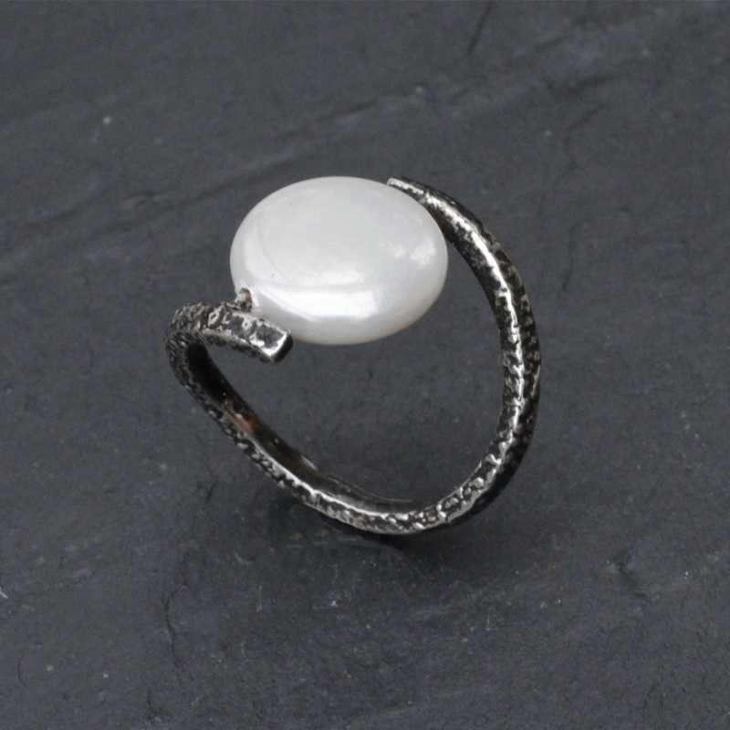 Anillo circular adaptable con perla en plata de ley de color óxido negro