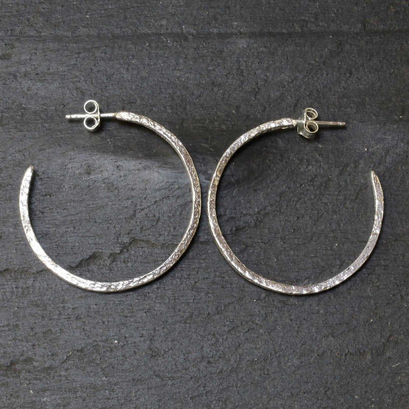 Pendiente aro grande en plata de ley de color brillo plata