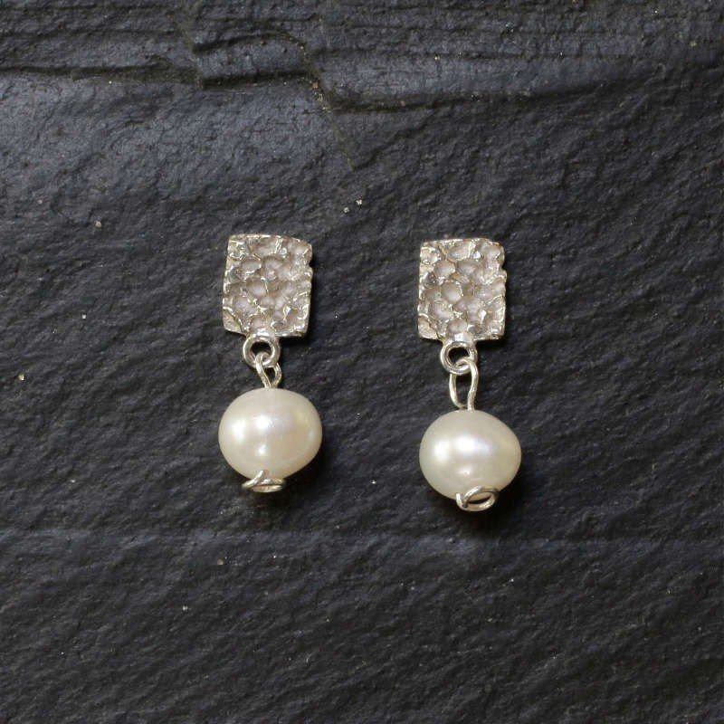 Pendiente cuadrado con perla en palta de ley de color brillo plata