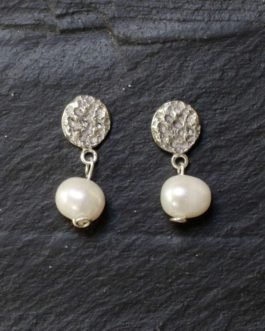 Pendiente redondo de plata en color plata brillante con perla natural de agua dulce