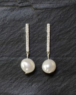 Pendiente barra larga rectangular con perla en plata de ley de color brillo plata