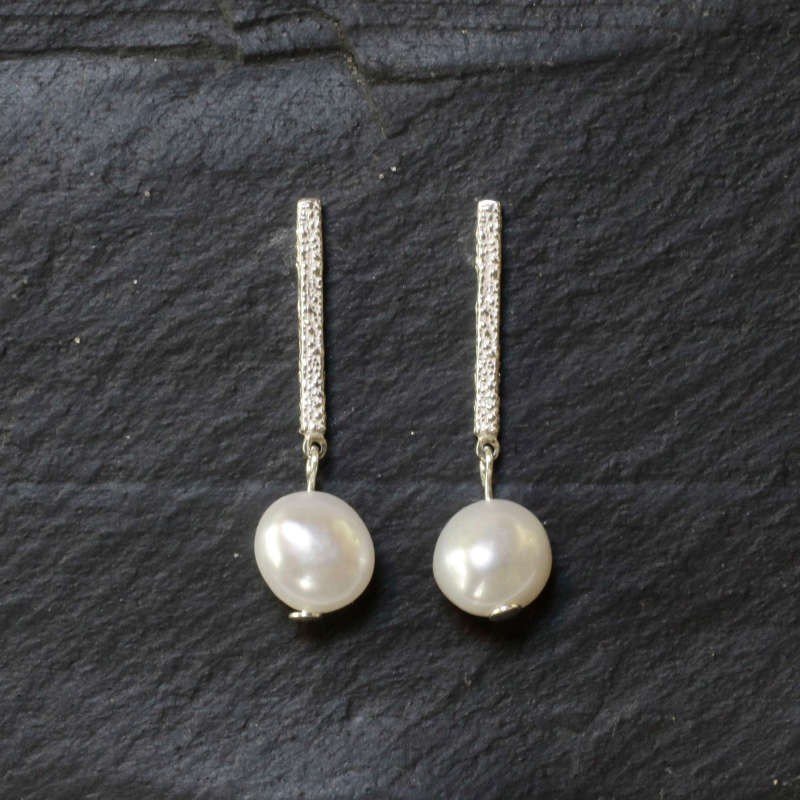 Pendiente barra larga rectangular con perla en plata de ley de color brillo plata