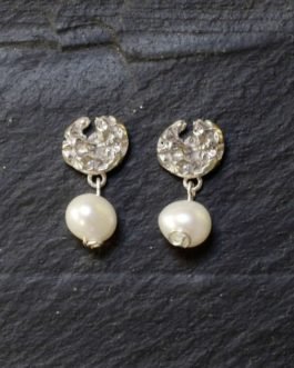 Pendiente redondo rasgado de plata color plata brillante con perla natural de agua dulce