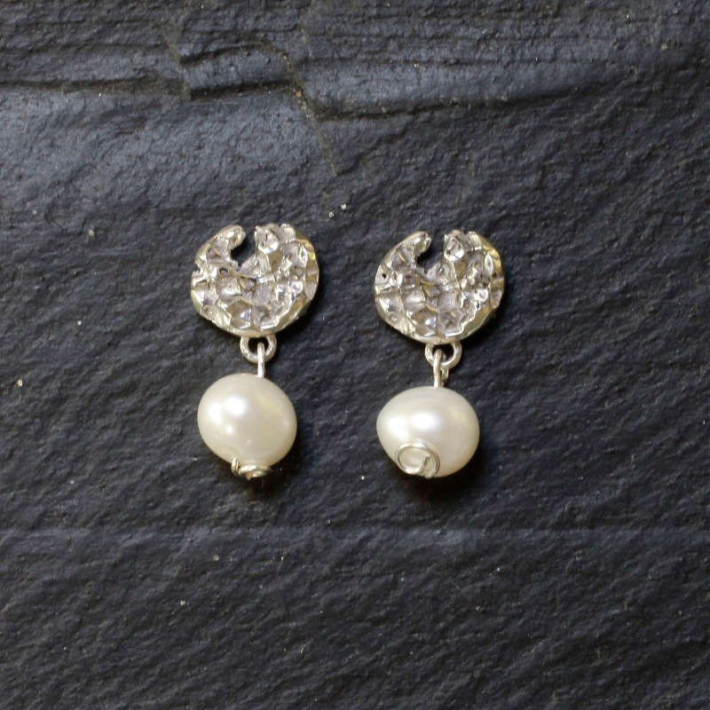 Pendiente redondo rasgado con perla en plata de ley de color brillo plata