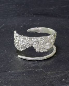 Anillo adaptable de forma espiral en plata brillante.