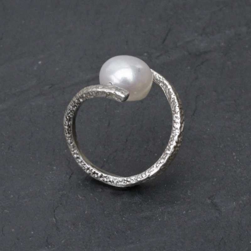 Anillo aro con perla en plata de ley de color brillo plata