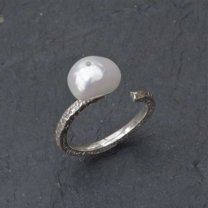 Anillo forma aro abierto con perla en plata de ley de color brillo plata