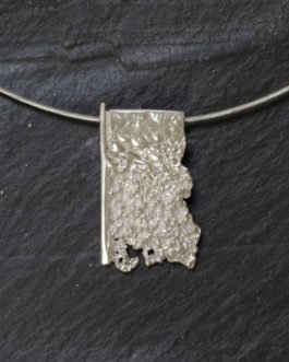 Colgante rectangular de plata brillante con cordón acero