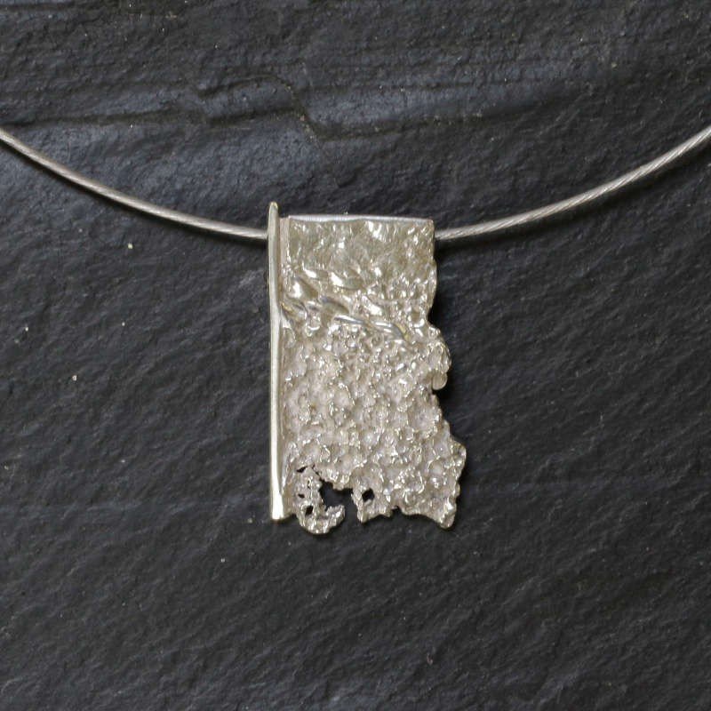 Colgante rectangular en plata de ley de color brillo plata con cordón acero