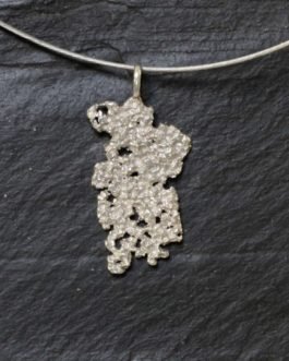 Colgante orgánico irregular de plata en color plata brillante con cordón de acero