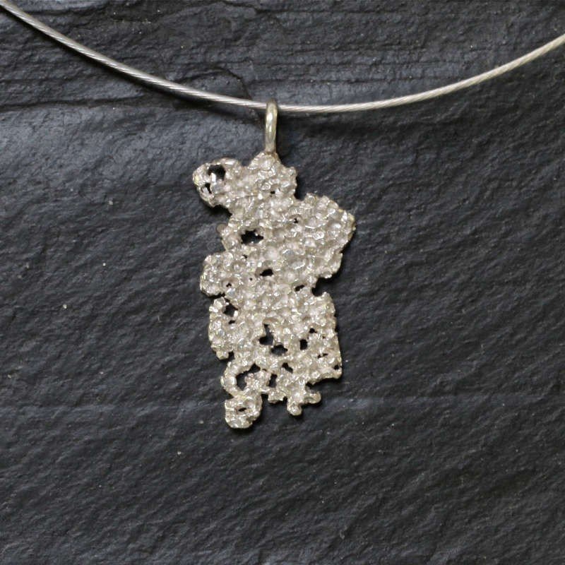 Colgante irregular en plata de ley de color brillo plata con cordón de acero