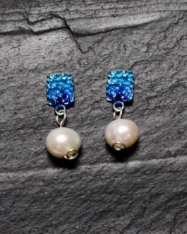 Pendiente cuadrado de plata en color azul con perla natural de agua dulce