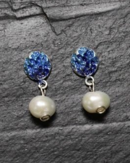 Pendiente redondo de plata en color azul con perla natural de agua dulce