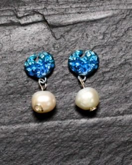 Pendiente redondo rasgado de plata en color azul con perla natural de agua dulce