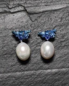 Pendiente triangular de plata en color azul con perla natural de agua dulce