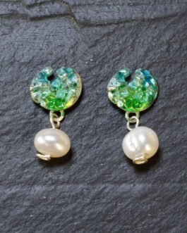 Pendiente redondo rasgado de plata en color verde con perla natural de agua dulce