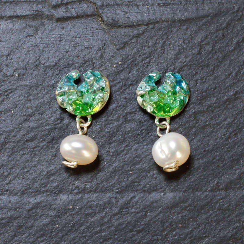 Pendiente redondo rasgado con perla en plata de ley de color verde